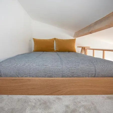 Mezzanine Downtown Balcony Apartman