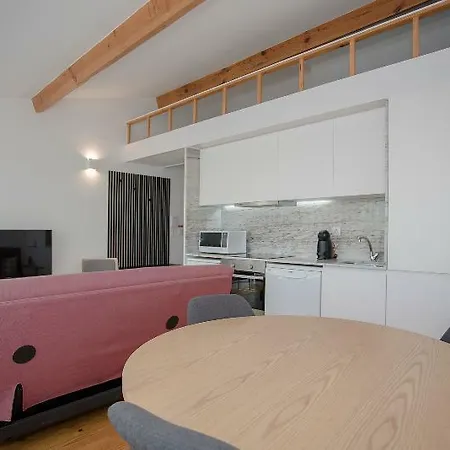 Mezzanine Downtown Balcony Apartman *
